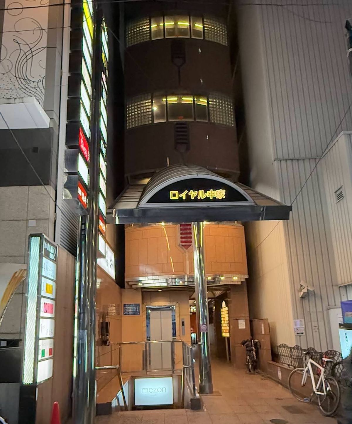 BASKの外観(ロイヤル中家ビル入口)