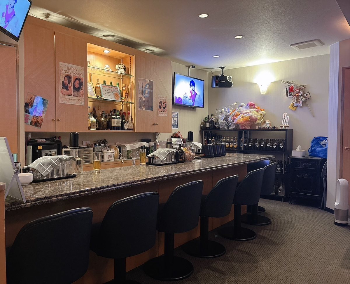 members snack Tの店内(カウンターとカラオケ)